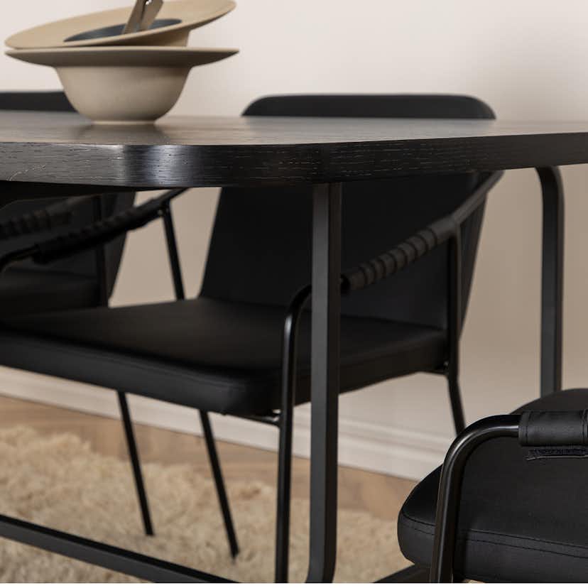 Matgrupp Venture Home Chicago matbord och Tjärö matstol Svart