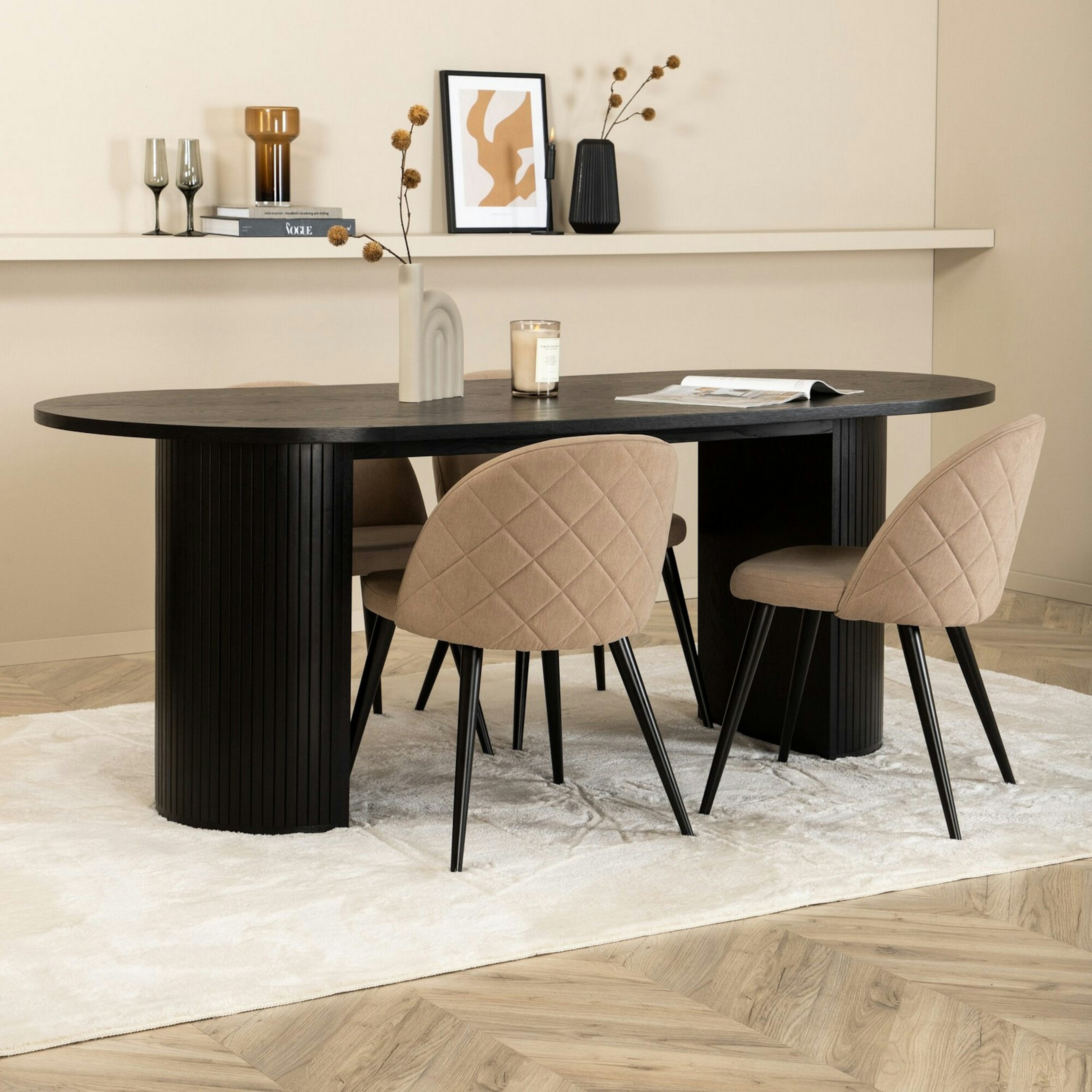 Matgrupp Venture Home Bianca med 4 Valentina Svart Stitcthes Stolar