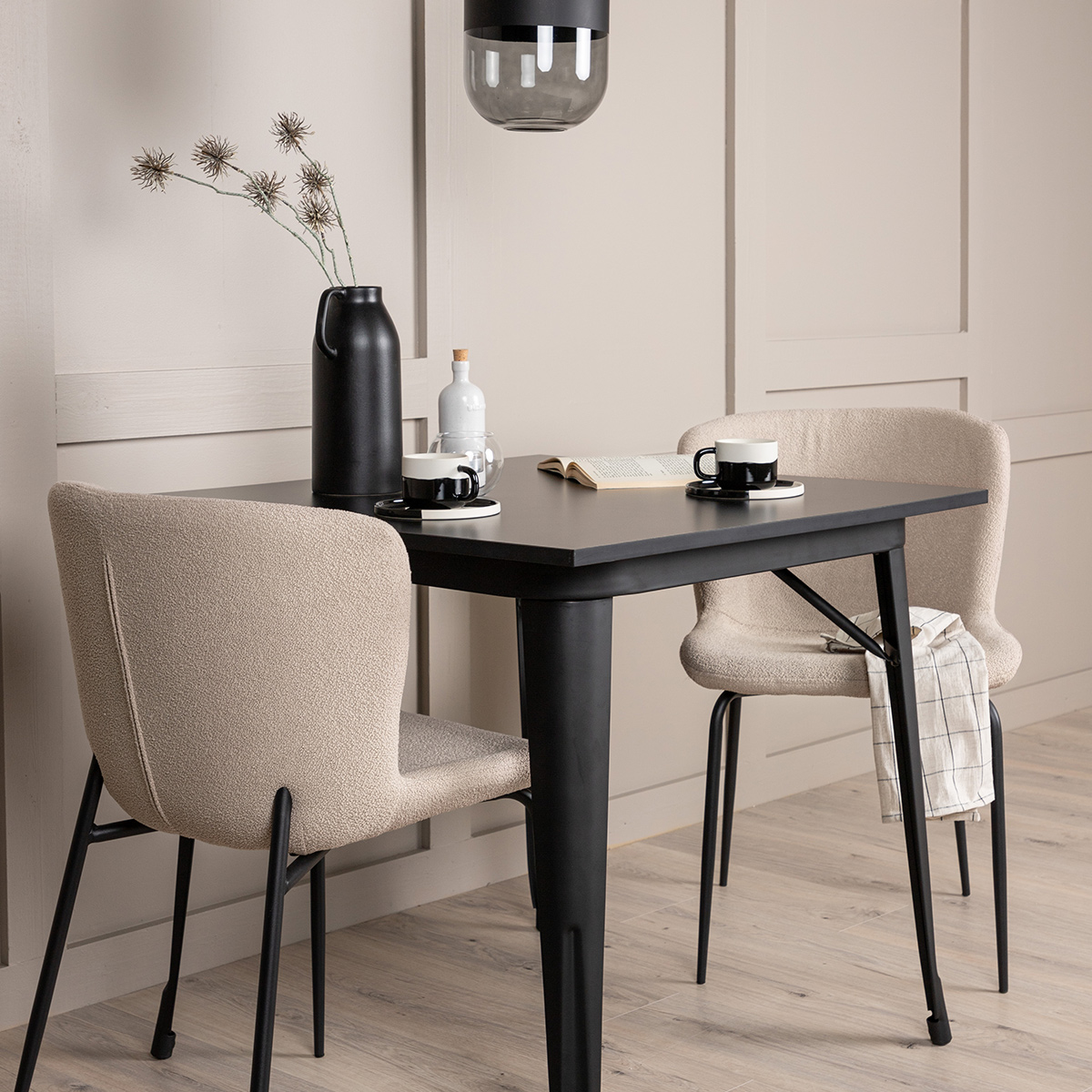 Matgrupp Venture Home Tempe med 2 Modesto Stolar