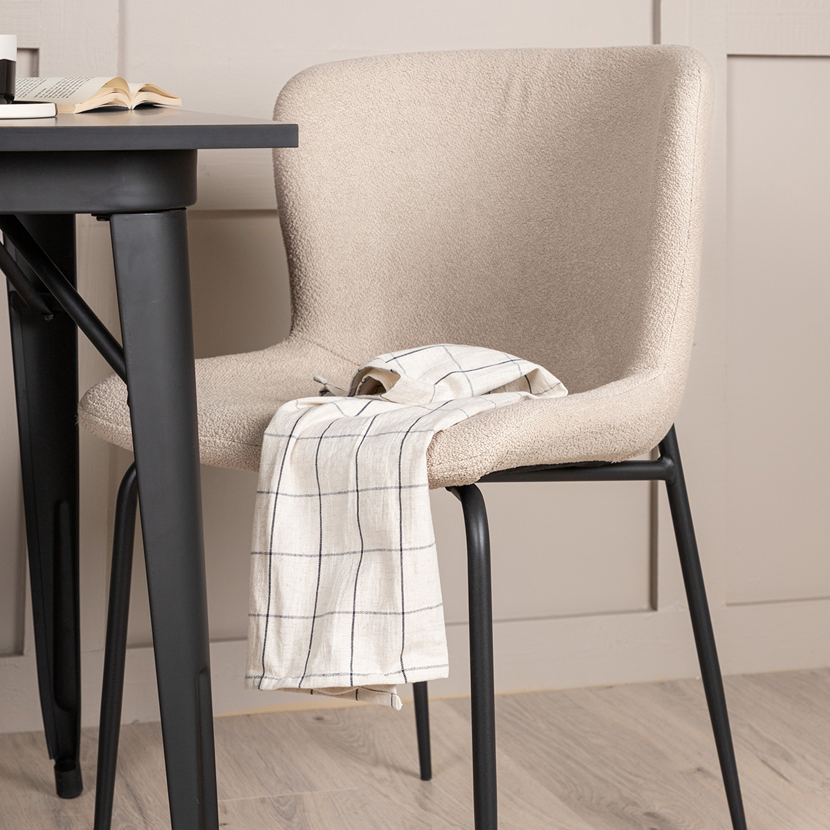 Matgrupp Venture Home Tempe med 2 Modesto Stolar