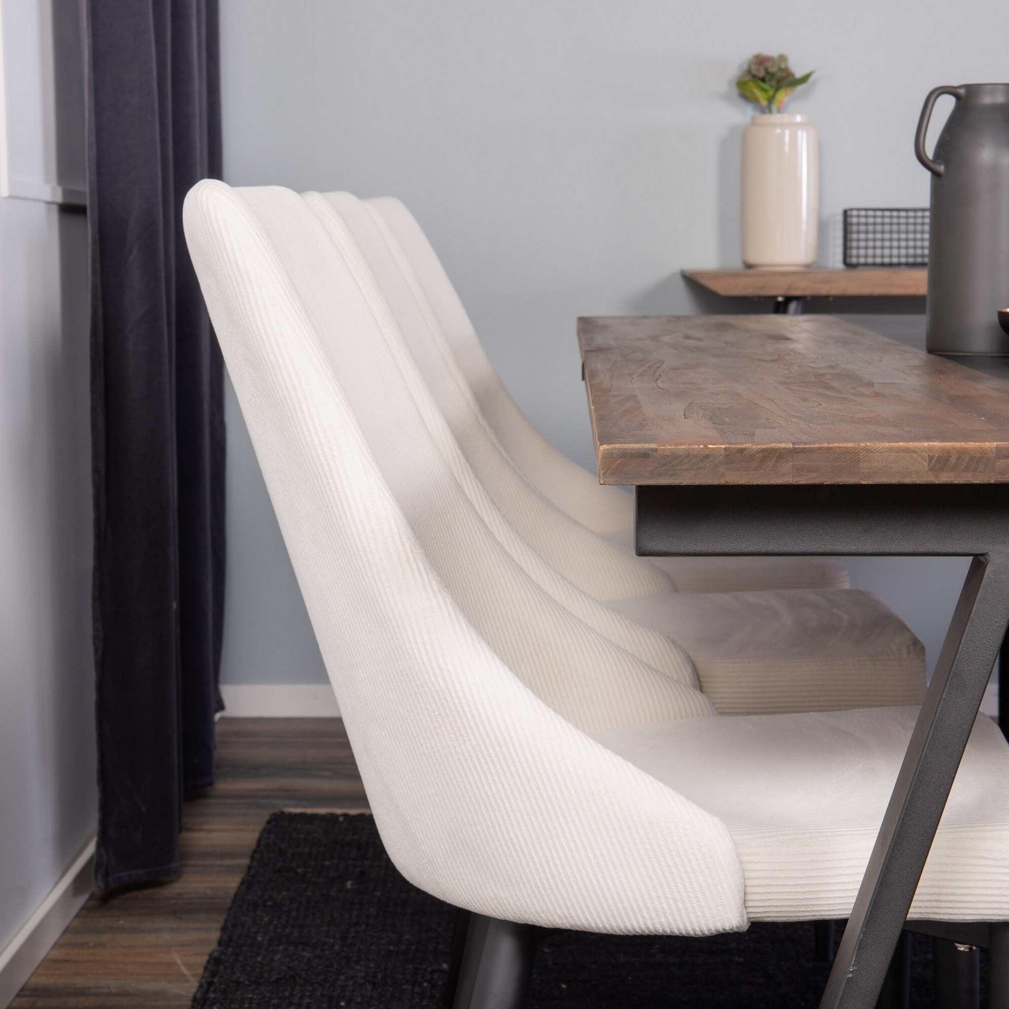 Matgrupp Venture Home Jakarta med 6st Leone Stolar