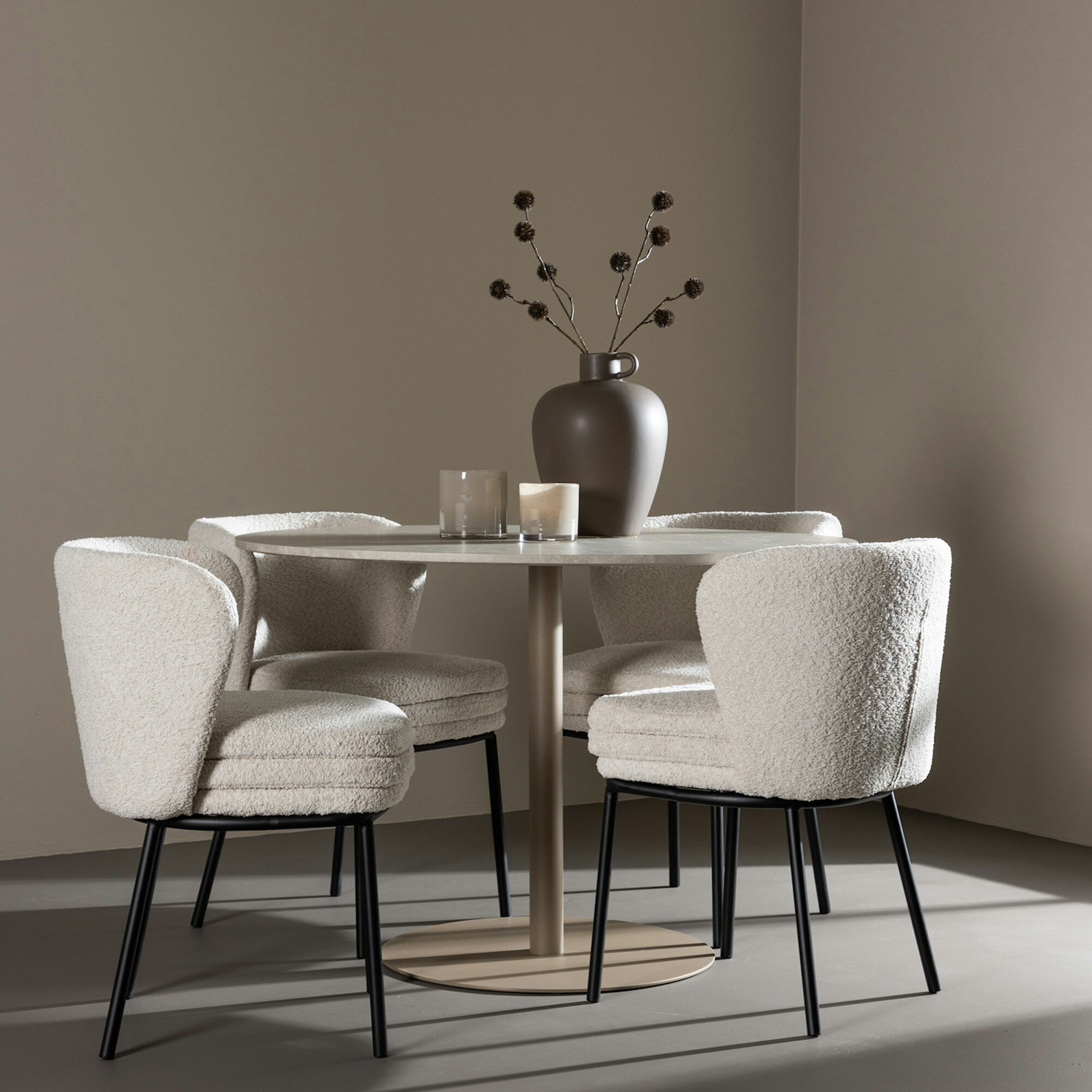 Matgrupp Venture Home Lycke Ø110 med 4 st Agnes Stolar