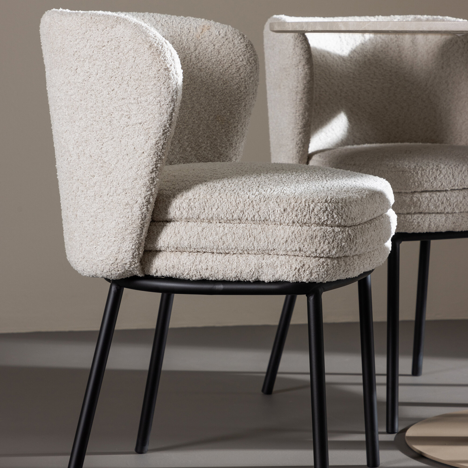 Matgrupp Venture Home Lycke Ø110 med 4 st Agnes Stolar