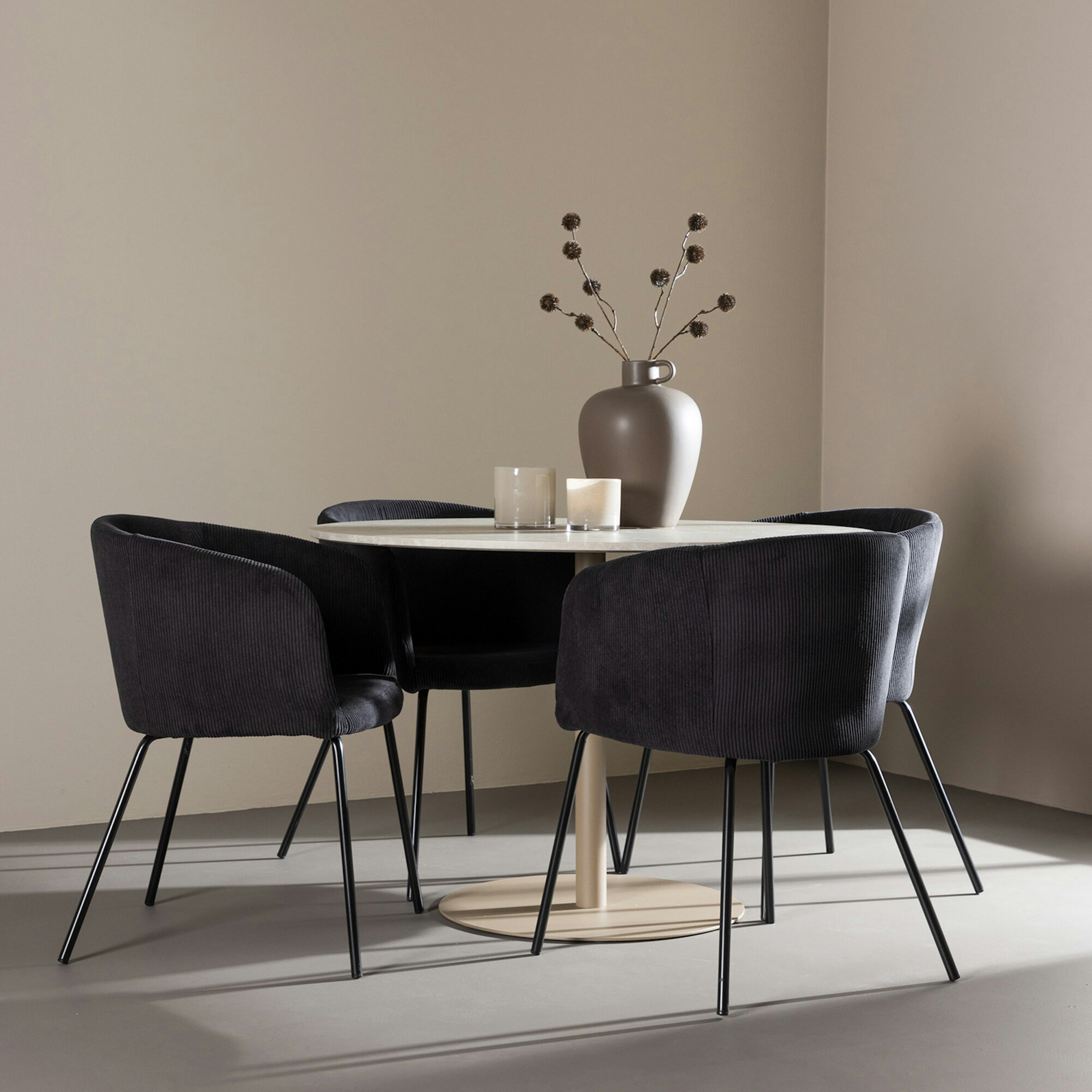 Matgrupp Venture Home Lycke Ø110 med 4 st Berit Stolar