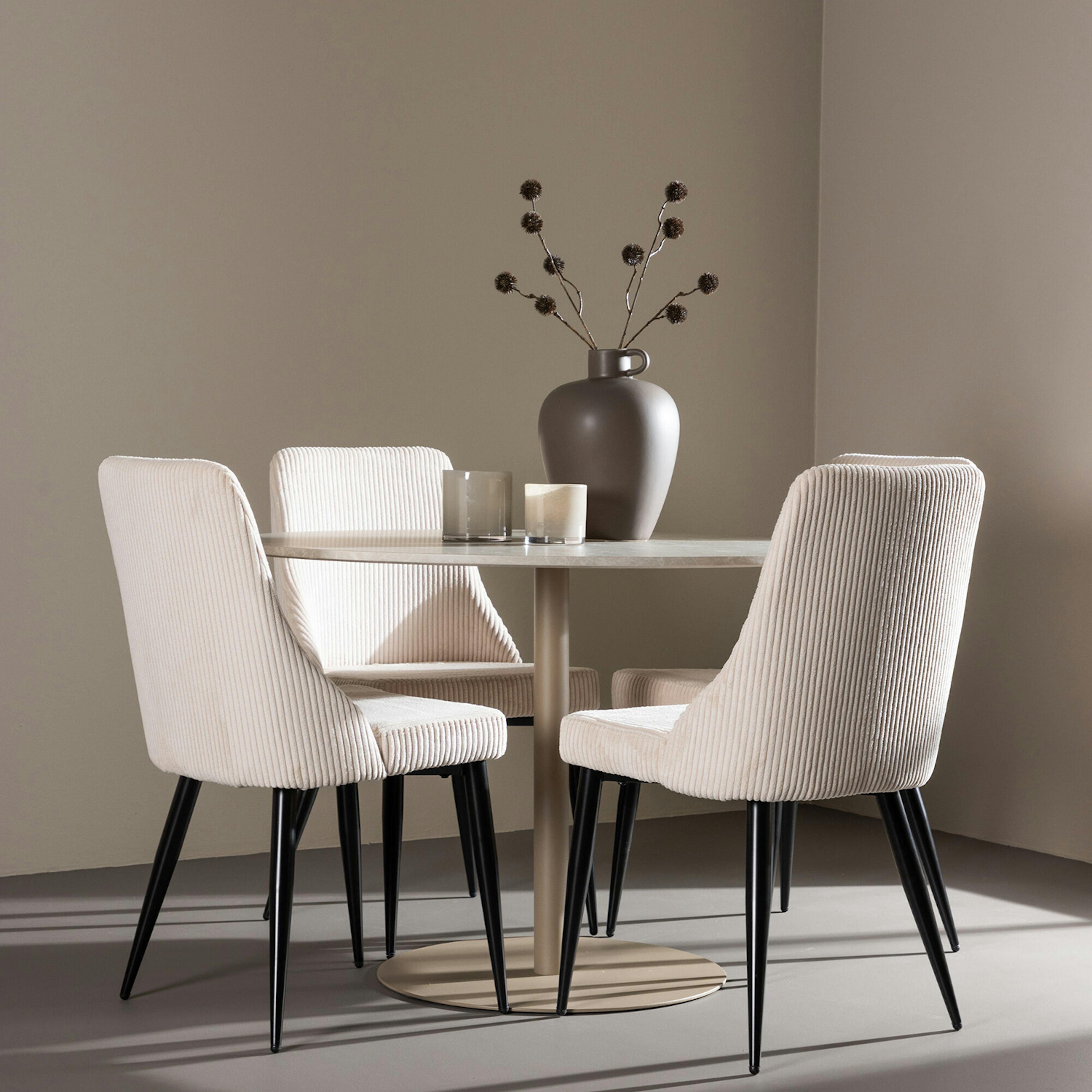 Matgrupp Venture Home Lycke Ø110 med 4 st Leone Stolar