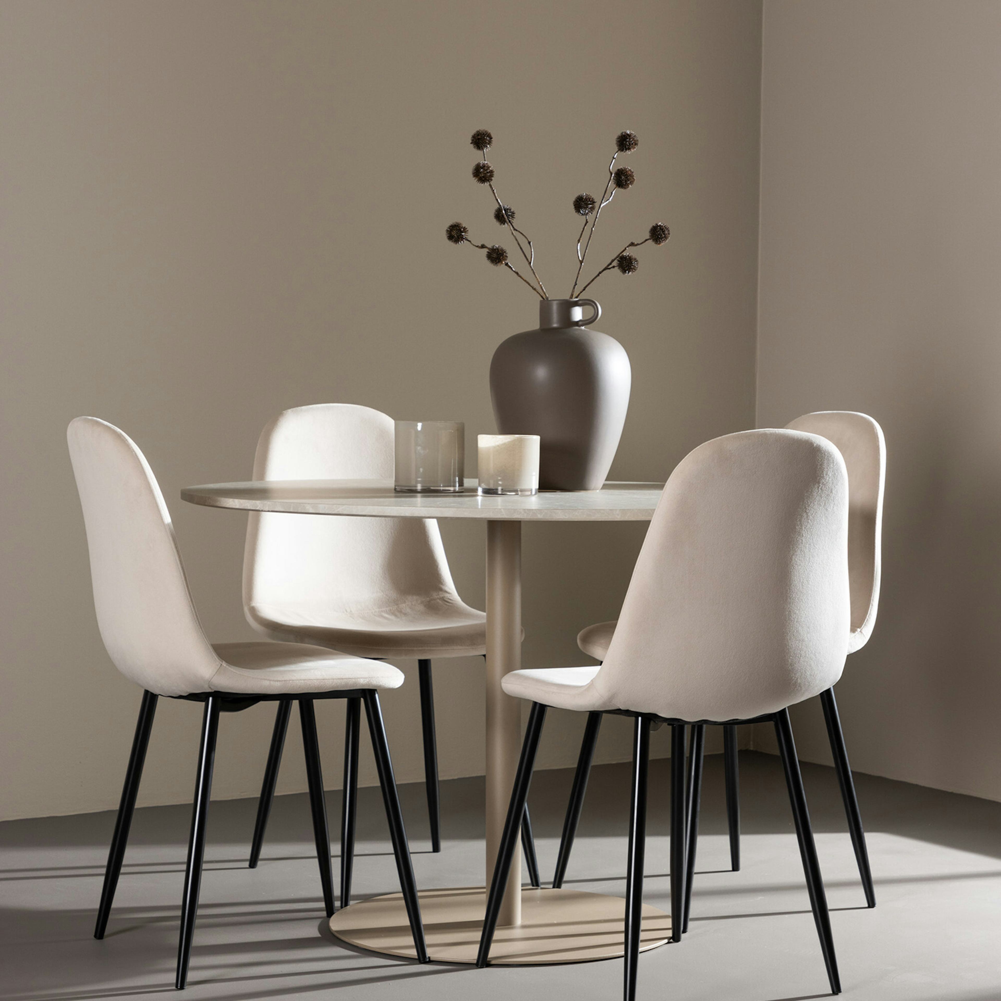 Matgrupp Venture Home Lycke Ø110 med 4 st Polar Stolar Sammet