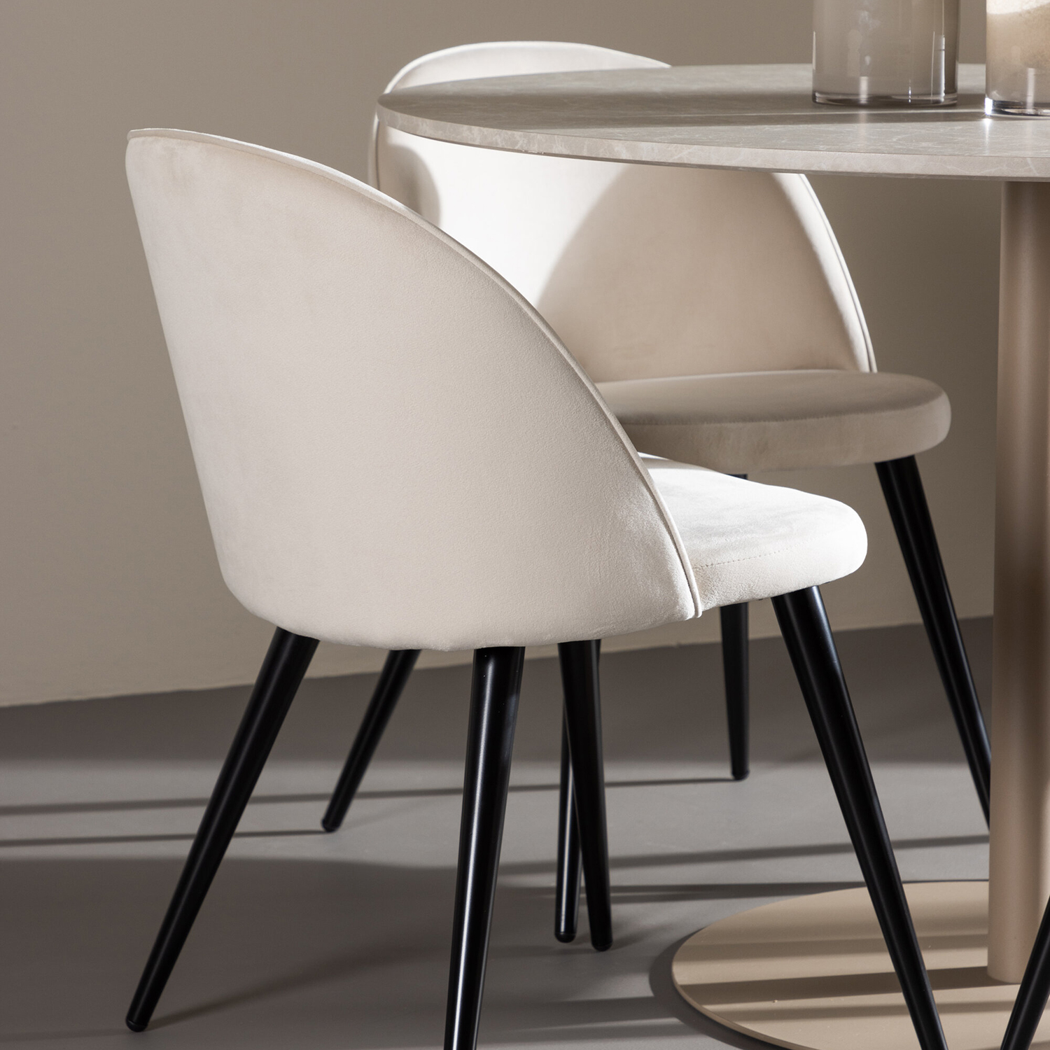 Matgrupp Venture Home Lycke Ø110 med 4 st Velvet Stolar