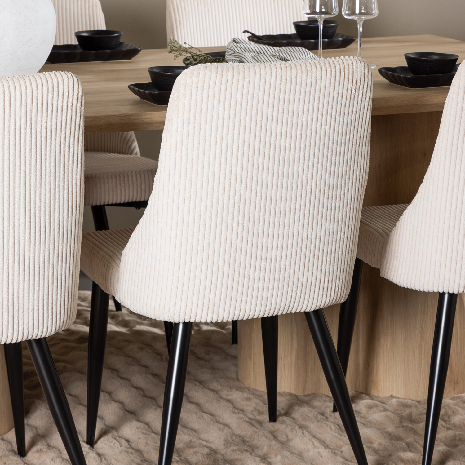 Matgrupp Venture Home Olivia 210 med 6 st Leone Stolar