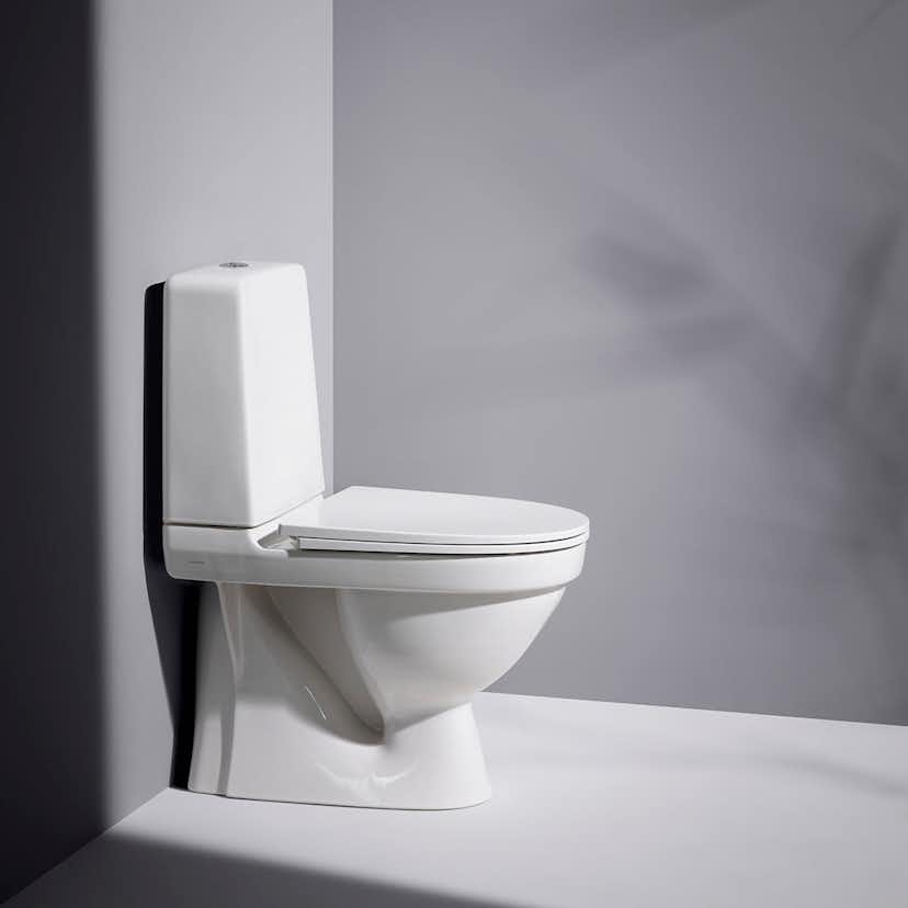 Toalettstol Laufen Kompas 825153 Rimless för Limning inkl Mjuksits