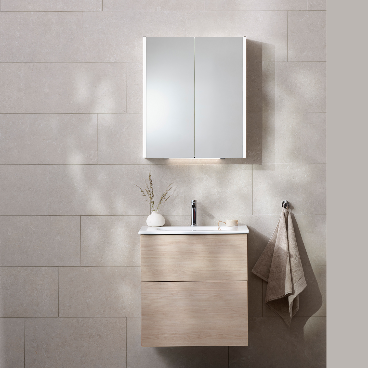 Möbelpaket Miller Badrum New York med Edge Tvättställ och Spegelskåp