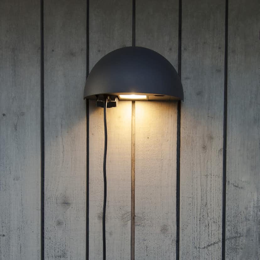 LED-Armatur Hide-a-lite Arc med Uttag