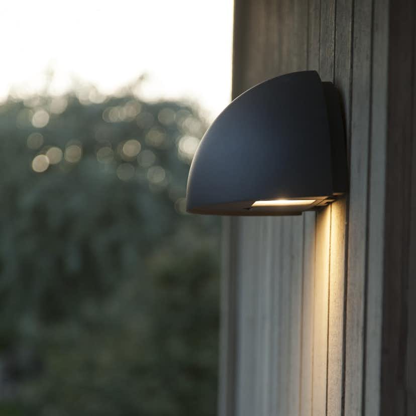 LED-Armatur Hide-a-lite Arc med Uttag