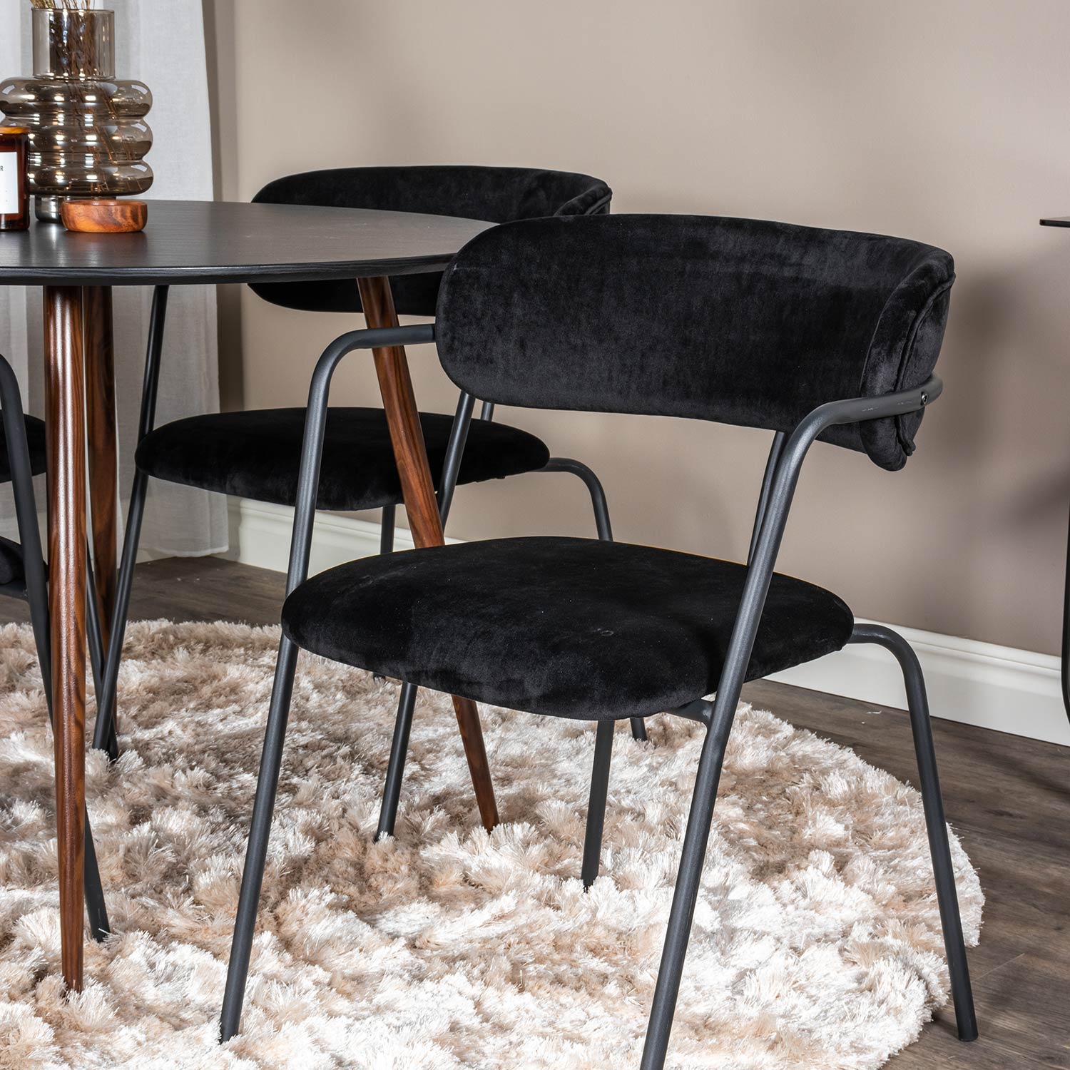 Matgrupp Venture Home Plake med 4 Aris Karmstolar Runt