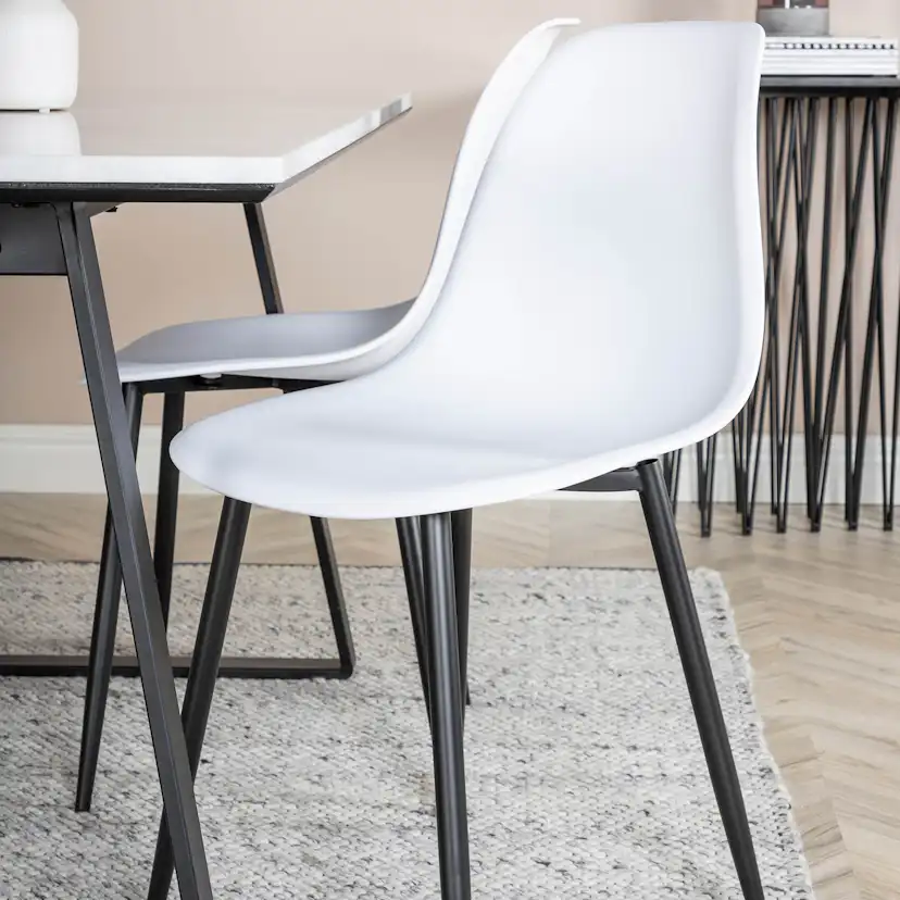 Matgrupp Venture Home Estelle 140 med 4 Pop Stolar