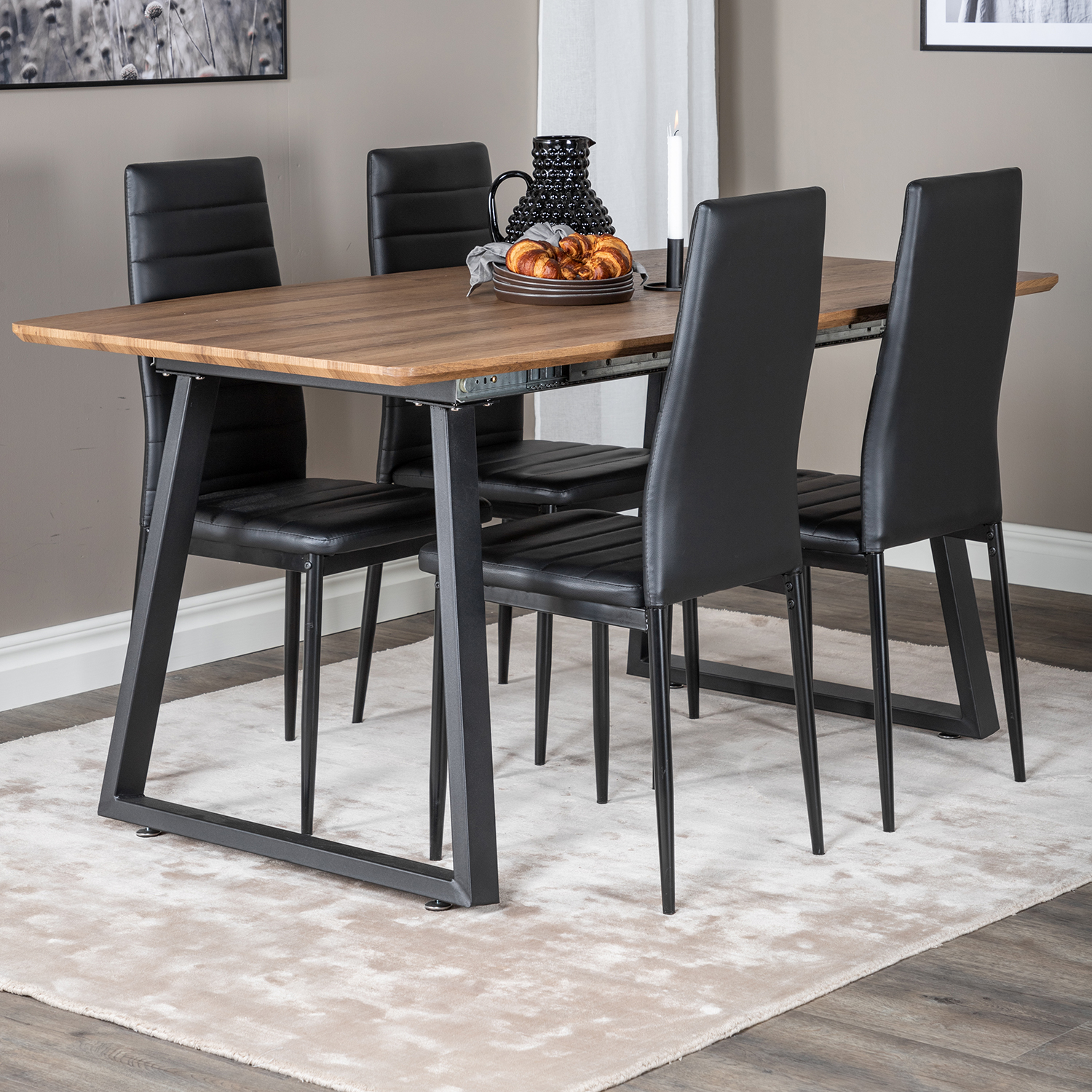 Matgrupp Venture Home Ina med 4 Sly Stolar Konstläder