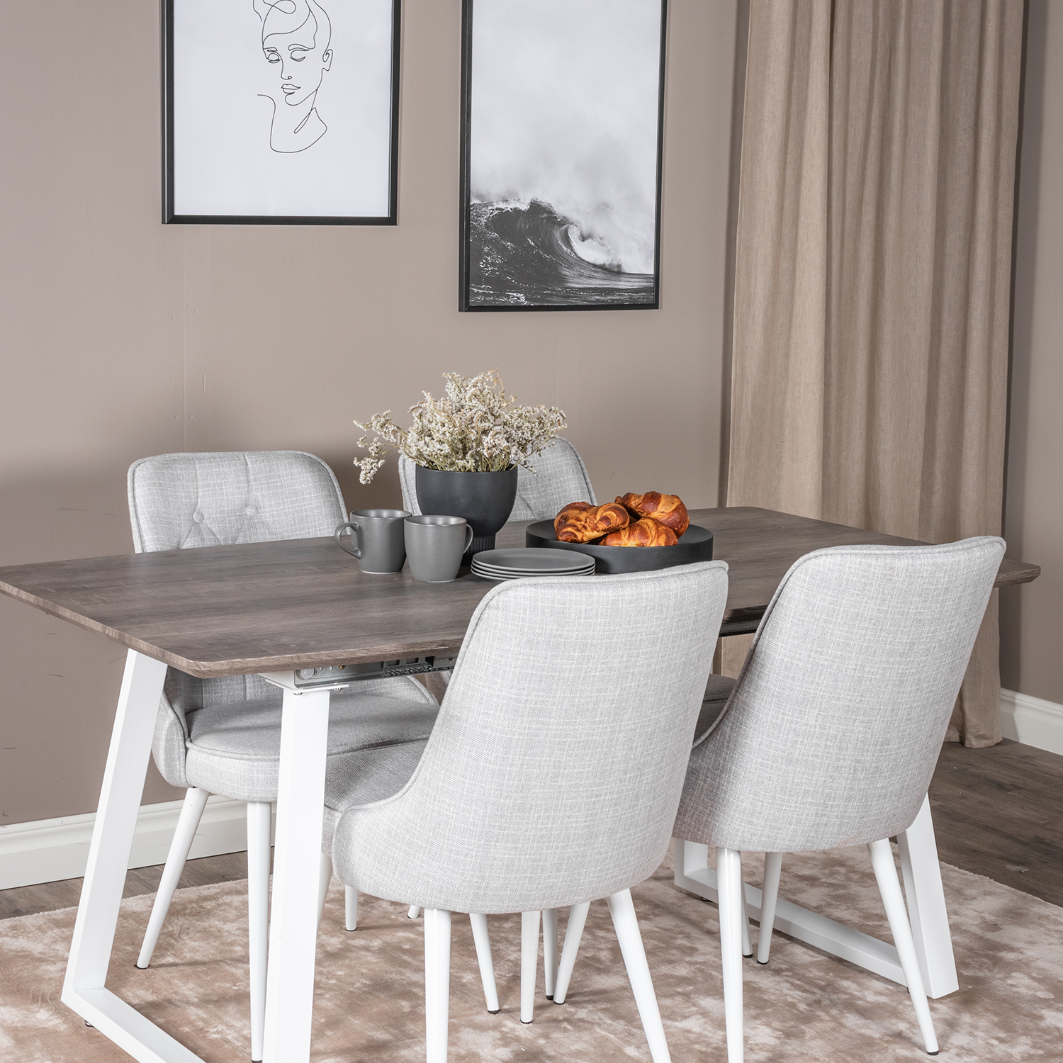 Matgrupp Venture Home Ina med 4 Vera Stolar Polyestertyg