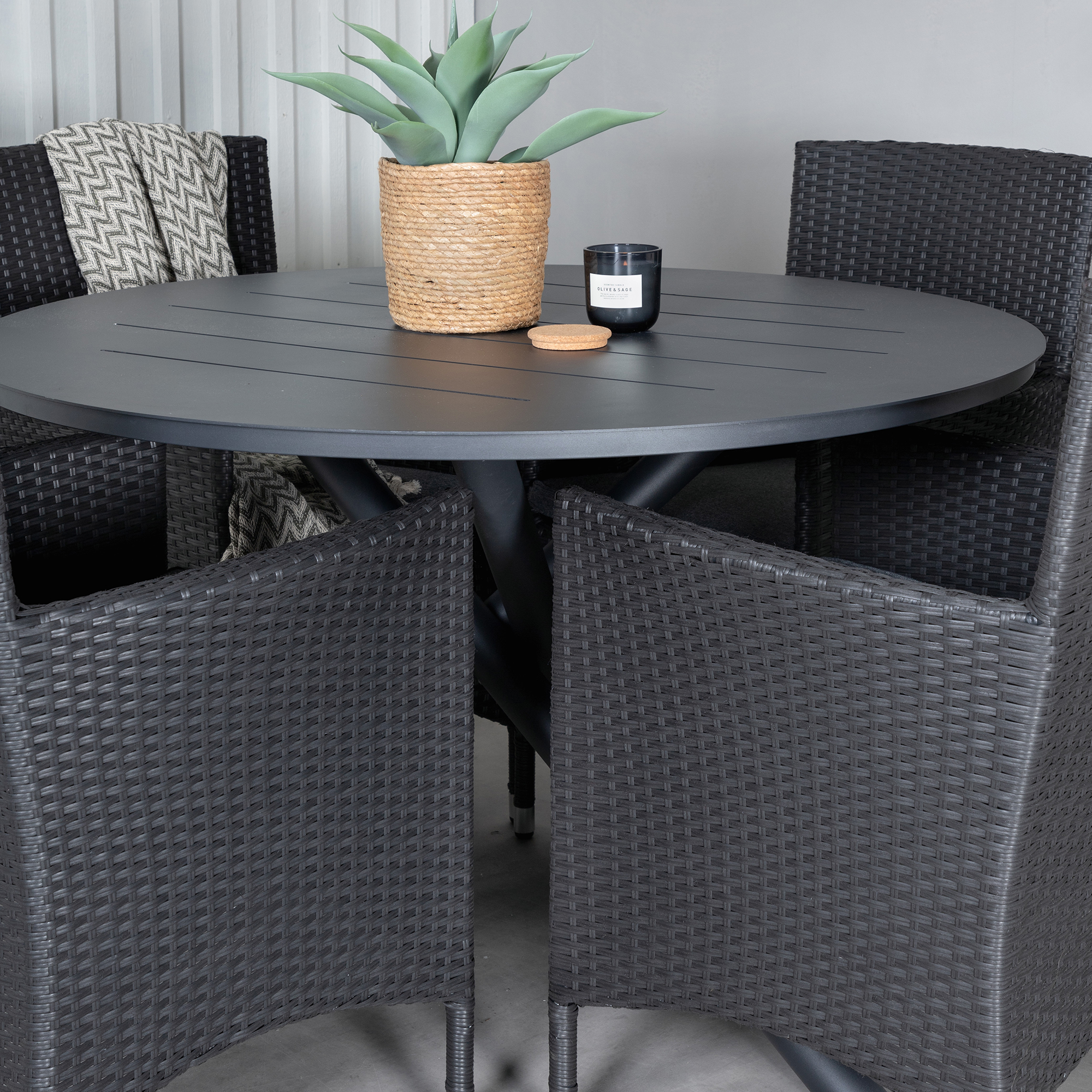 Matgrupp Venture Home Ande med 4 Moli Matstolar