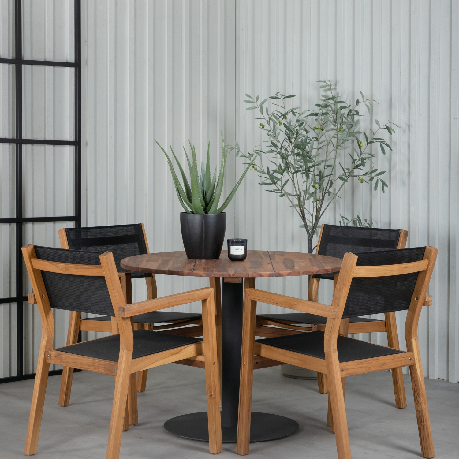 Matgrupp Venture Home Canne med 4 Vum Stapelbara Matstolar