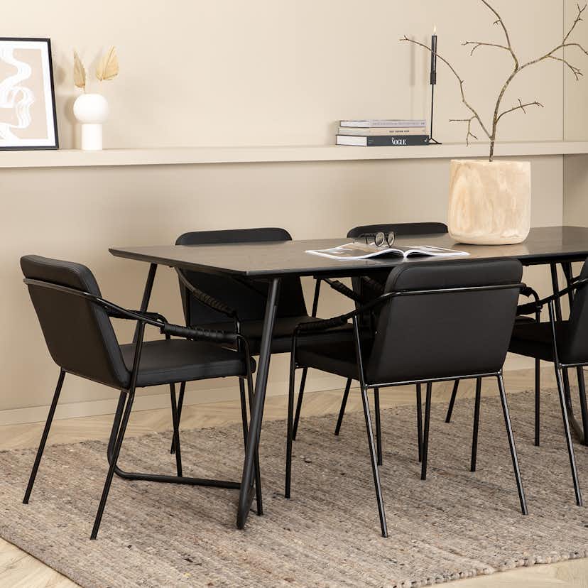 Matgrupp Venture Home Annika matbord och Tjärö matstol Svart