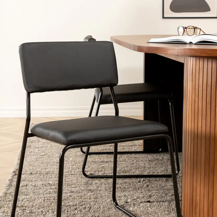 Matgrupp Venture Home Bianca Valnöt med 4 Kungshamn Stolar Konstläder