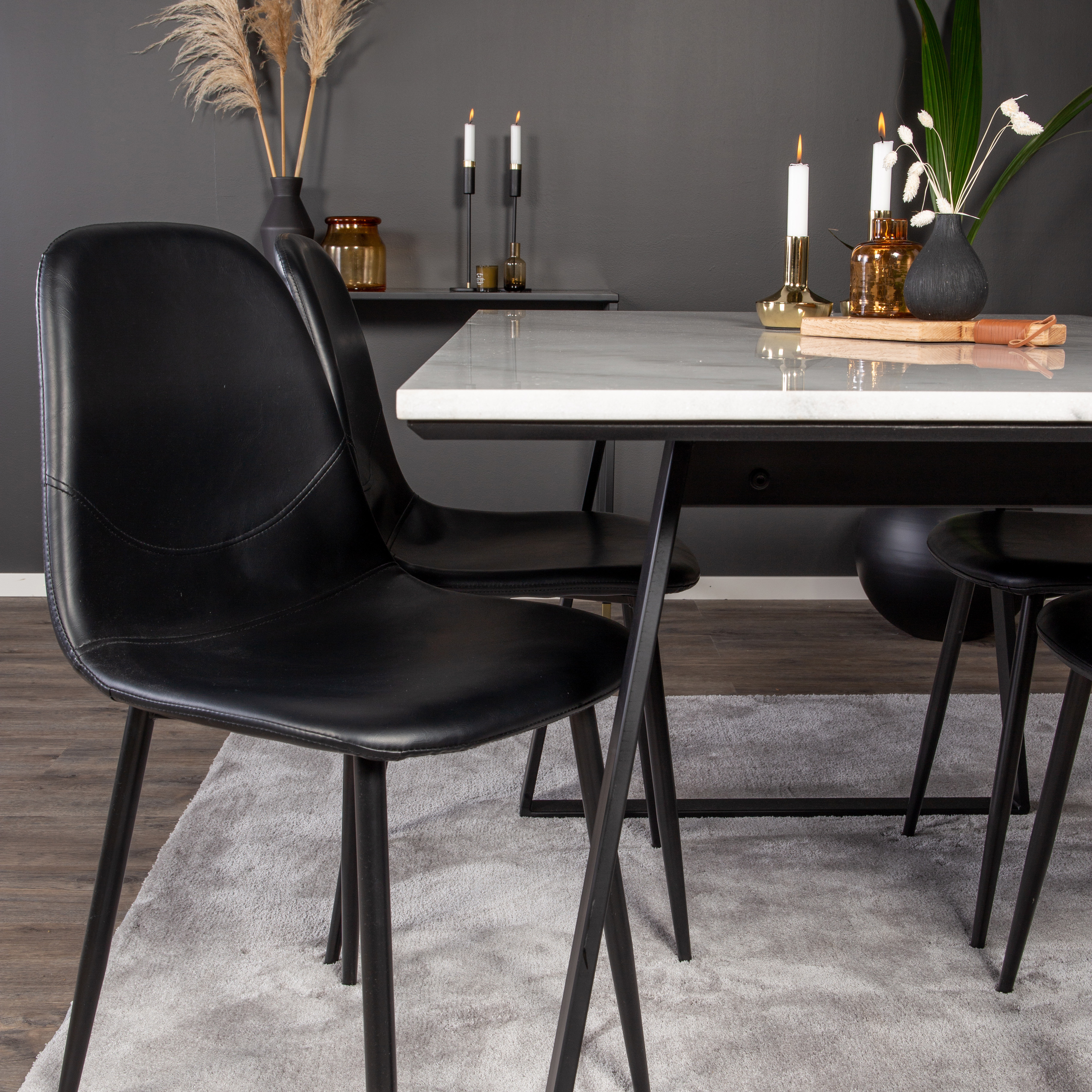 Matgrupp Venture Home Estelle 140 med 4 Pobbie Stolar Läder