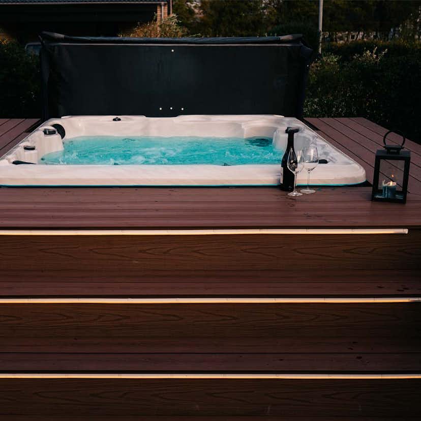 Utespa DenForm 61 Quartz White 49 Jets Spabad för 6 Personer