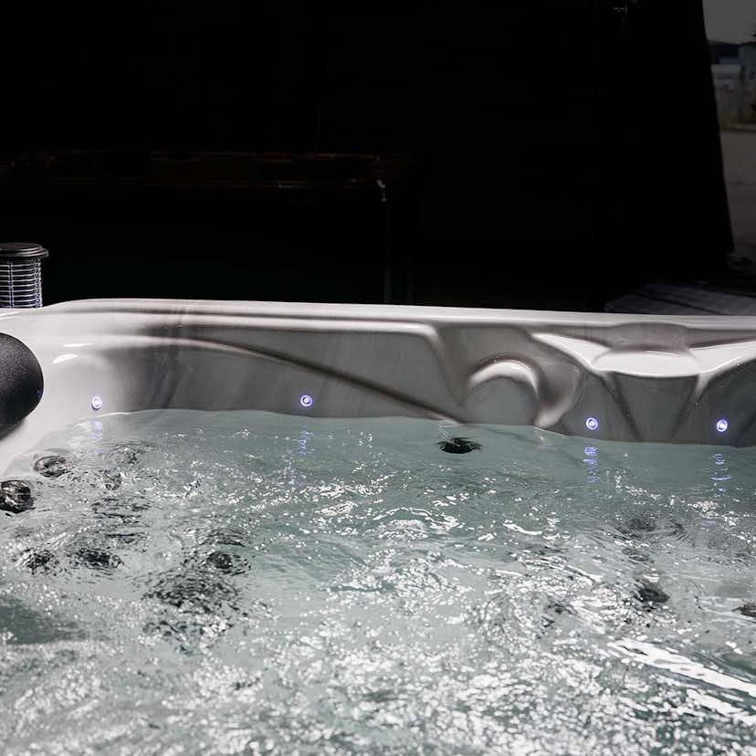 Utespa DenForm Spacious 75 Jets Spabad för 5 Personer